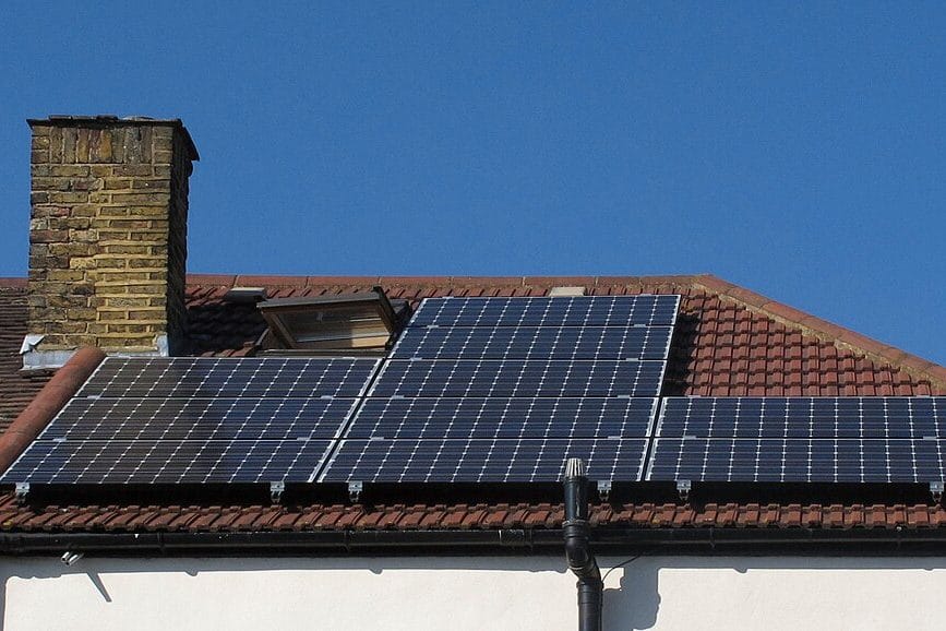 Autoconsumo solar en casa: la guía sin rodeos para instalar placas en 2026