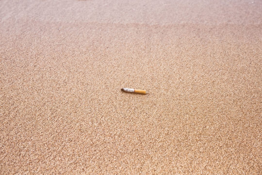 Colillas en la playa: la basura que nadie recicla (y la multa que sí te puede tocar) este verano