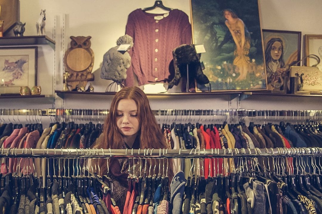 El armario de verano que no compras: ropa de segunda mano y por qué gana terreno