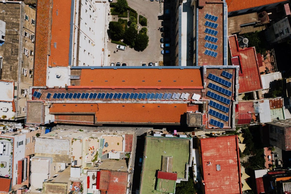 Comunidades energéticas en España: así puedes compartir la placa solar del vecino sin gastarte un euro en instalación