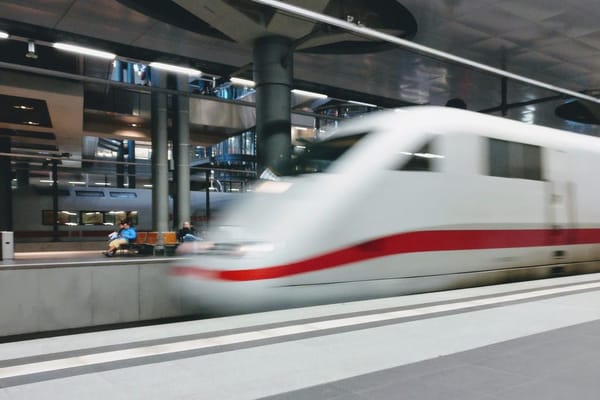 Viajar este verano sin disparar tu huella: tren, ecotasa y destinos cerca de casa