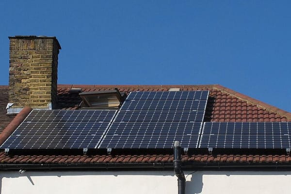 Autoconsumo solar en casa: la guía sin rodeos para instalar placas en 2026