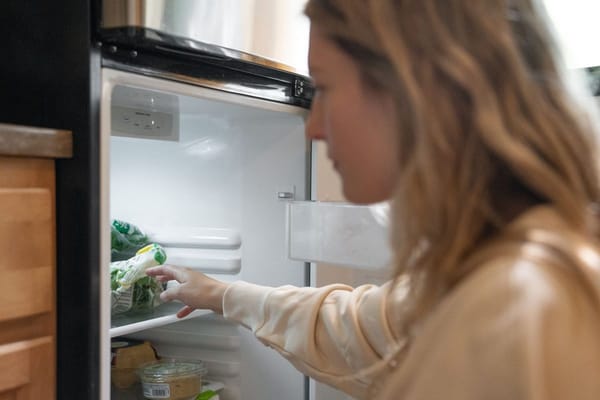 El desperdicio de comida se dispara en verano: cómo evitarlo sin vivir pendiente de la nevera