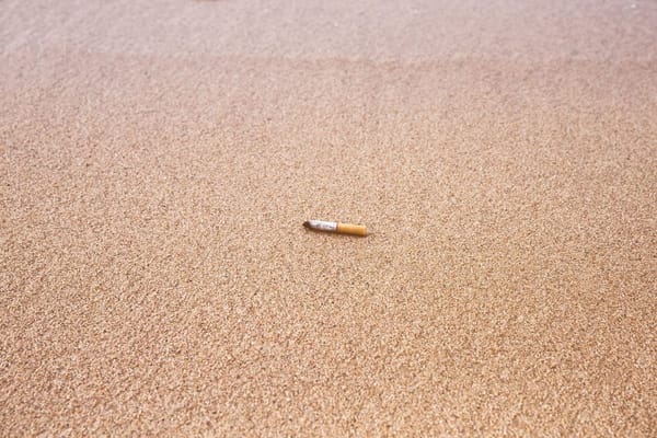 Colillas en la playa: la basura que nadie recicla (y la multa que sí te puede tocar) este verano