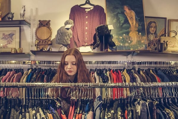 El armario de verano que no compras: ropa de segunda mano y por qué gana terreno