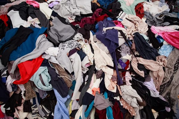 Adiós al armario de verano: la ley que obliga a reciclar tu ropa (y por qué tirarla ya no es una opción)